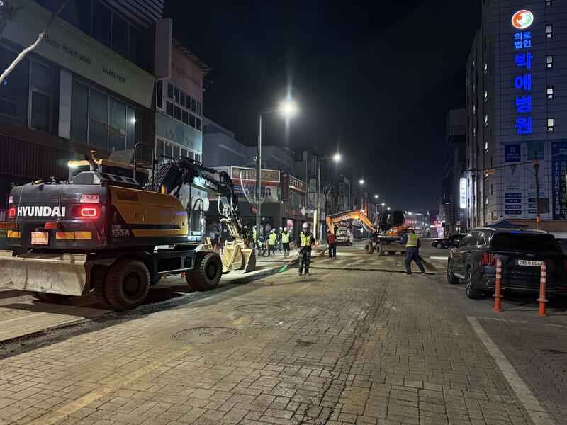야간 도로 공사 포크레인 2대 작업