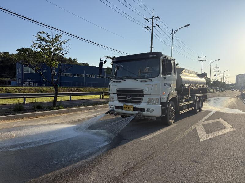 도로 살수차 주행 중 살수 작업